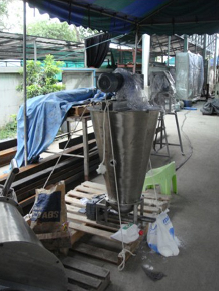 Dry additive feeder with tank agitator (Good Flow).